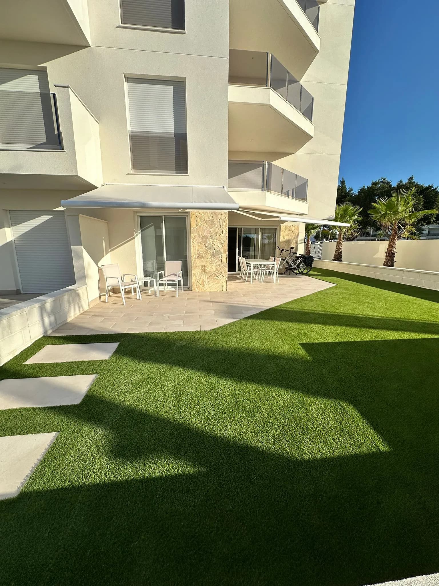 Tuin en terras van vakantiehuis Casa Karimar in Spanje