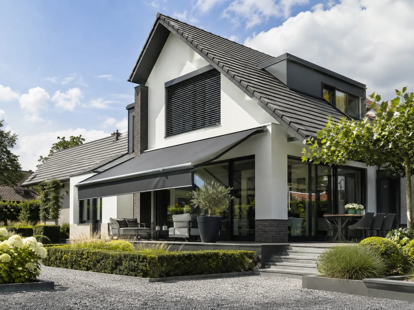 Showroom van Vitrona met oranje knikarmschermen en raamdecoratie